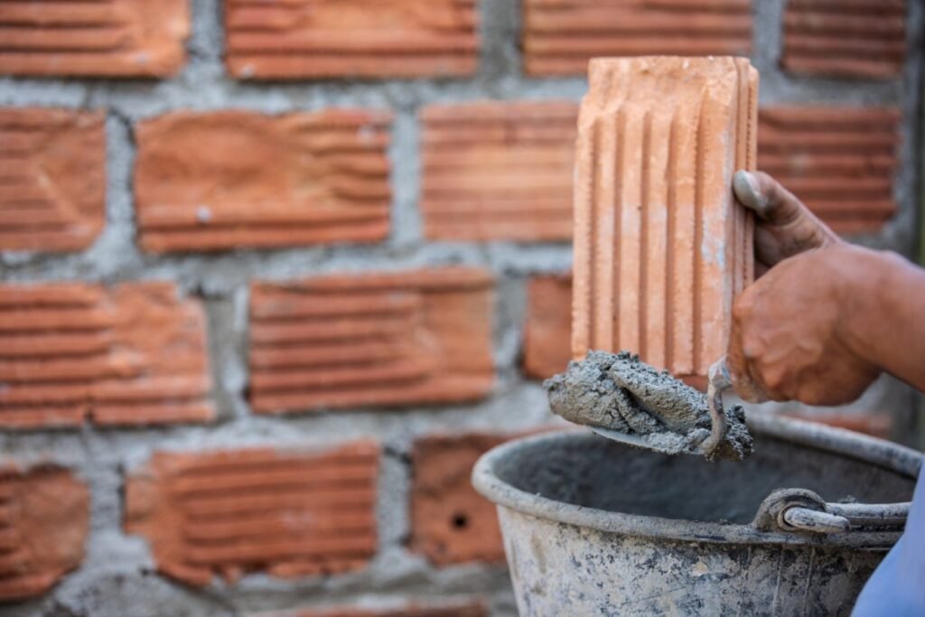 bricklayer-applying-mortar