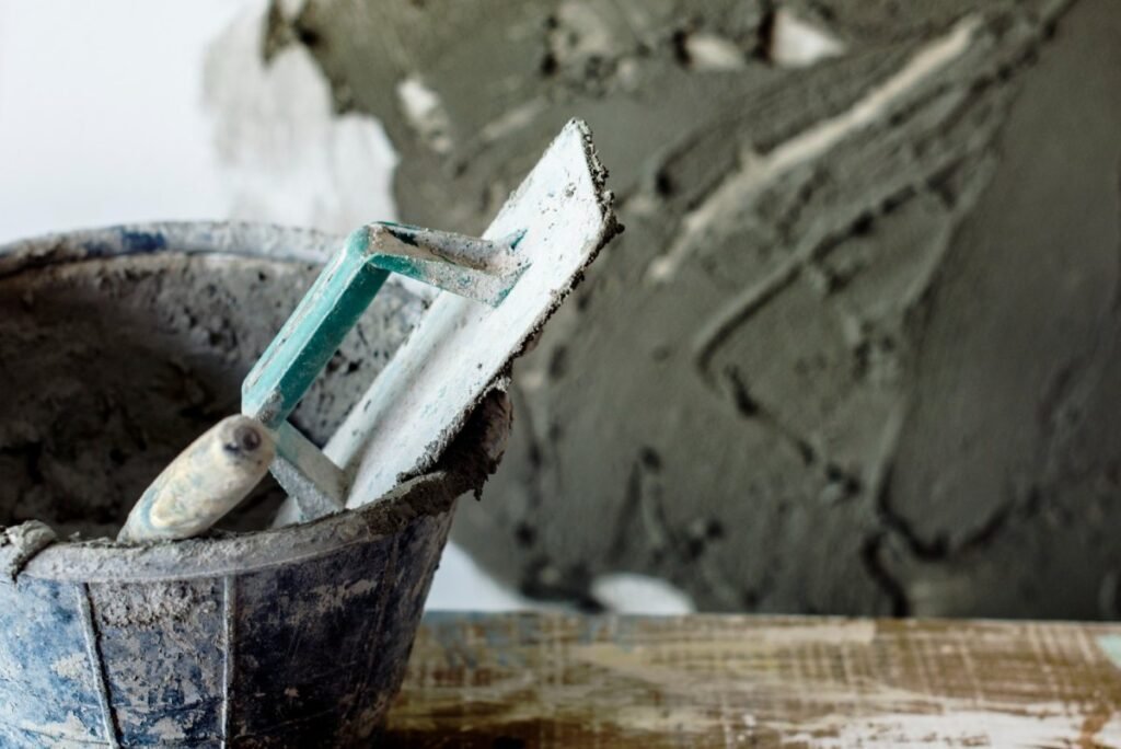 bricklayer-mixing-mortar